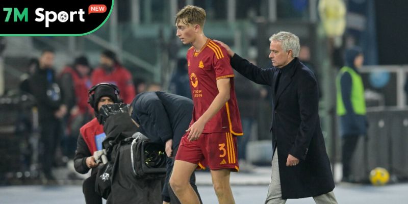 Dean Huijsen: Bản hợp đồng đáng chú ý nhất hè 2025 của Real 8 Dean Huijsen cùng với HLV Mourinho khi còn làm việc chung trên đất Ý